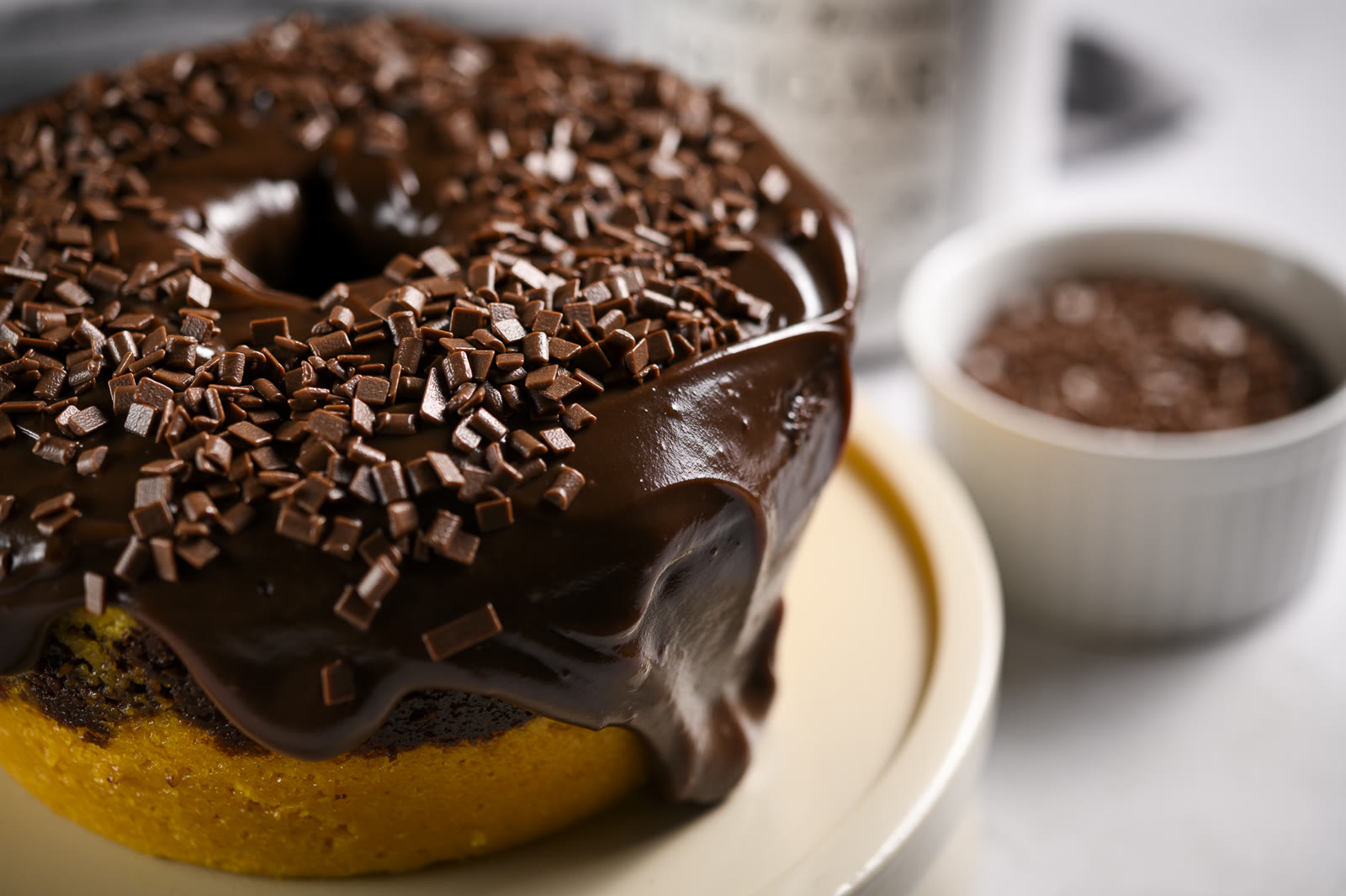 Bolo de cenoura com chocolate e granulado