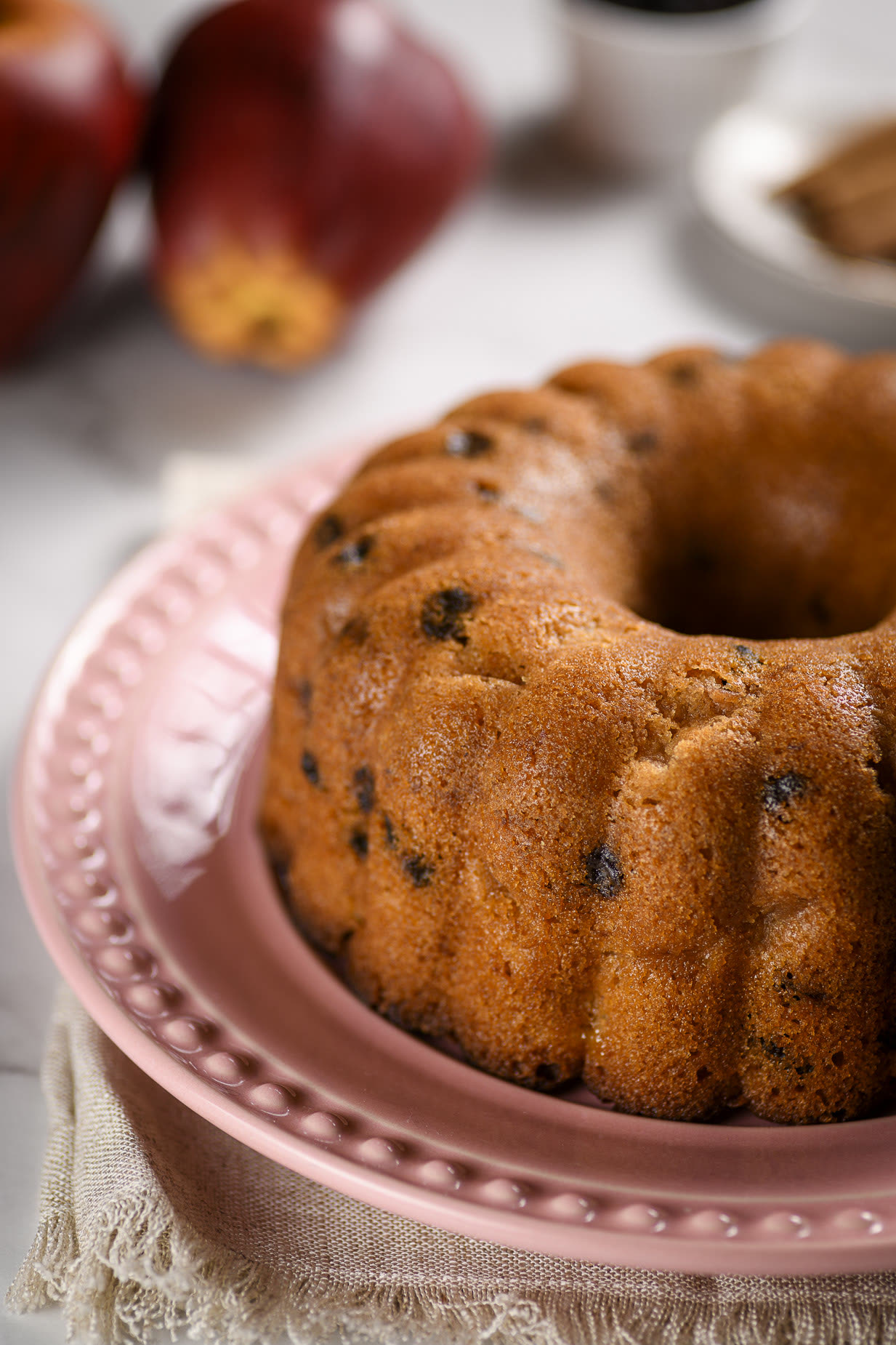 Bolo de maçã com passas e canela