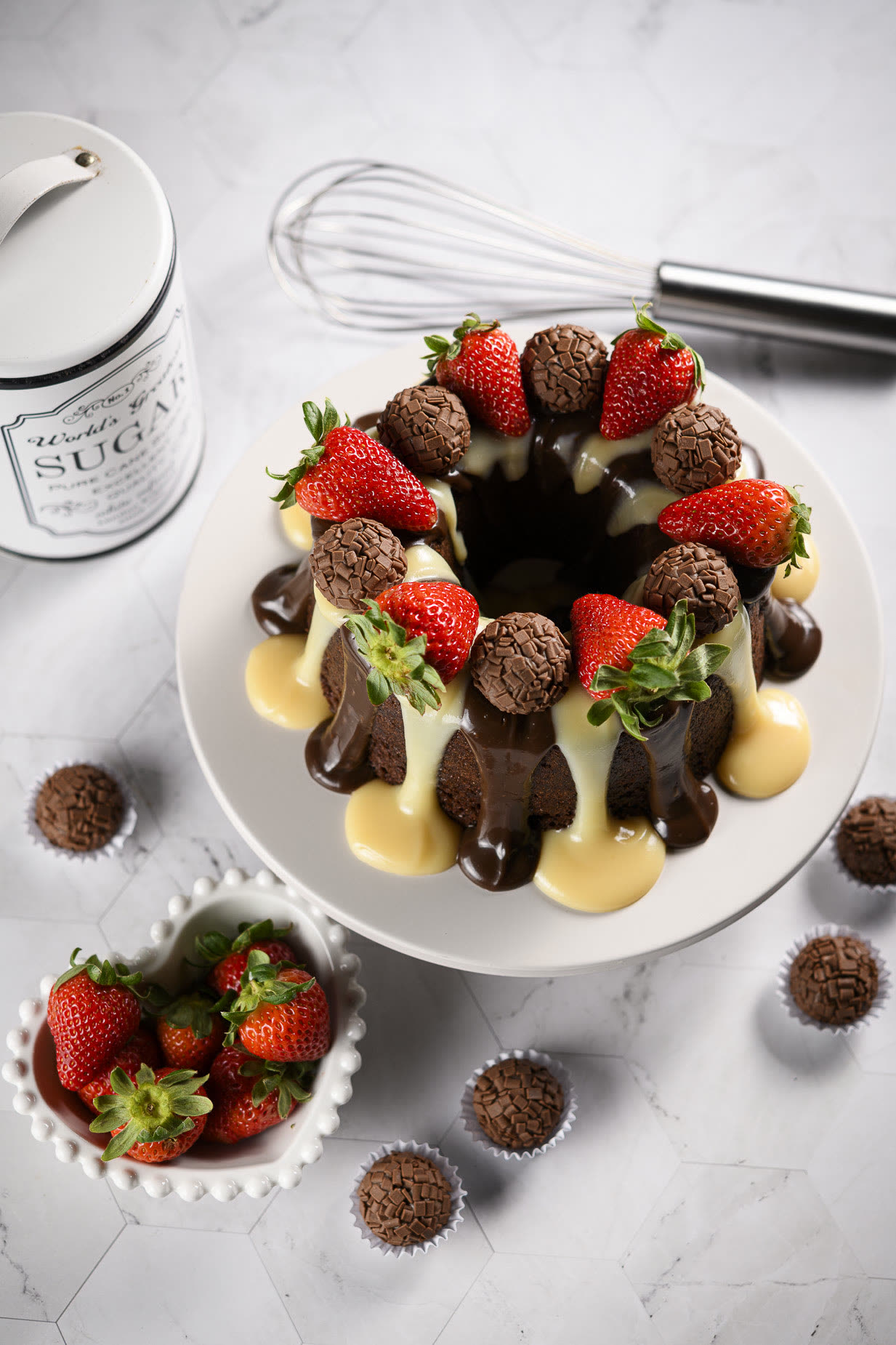 Bolo de chocolate decorado com morangos e brigadeiros